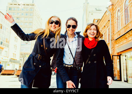 Donne caucasici passeggiate in città Foto Stock