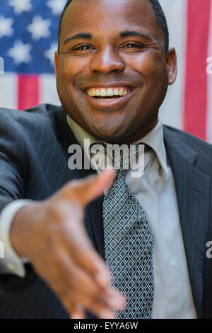 Sorridente candidato nero offrendo handshake Foto Stock