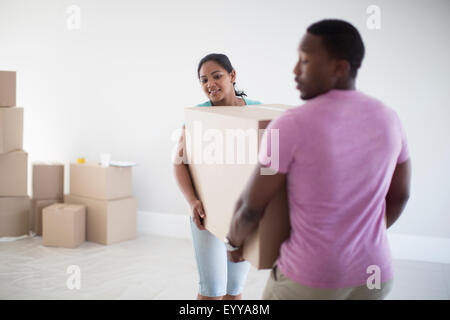 Paio di trasportare la scatola di cartone nella nuova casa Foto Stock