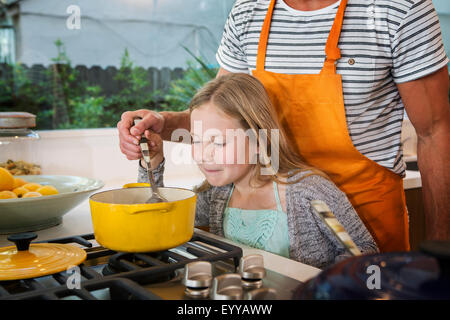 Caucasian padre e figlia la cottura in cucina Foto Stock