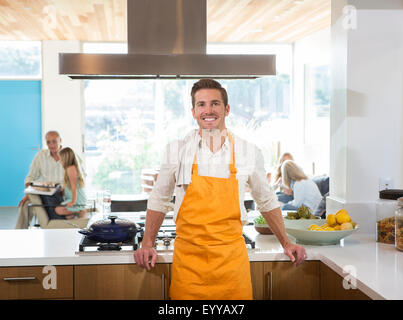 Uomo caucasico sorridente in cucina Foto Stock