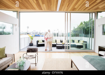 I vecchi Caucasian giovane costeggiata sulla veranda Foto Stock