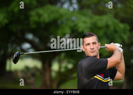 Uomo caucasico club oscillante sul campo da golf Foto Stock