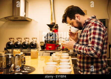 Caucasian barista degustazione di caffè nella caffetteria Foto Stock