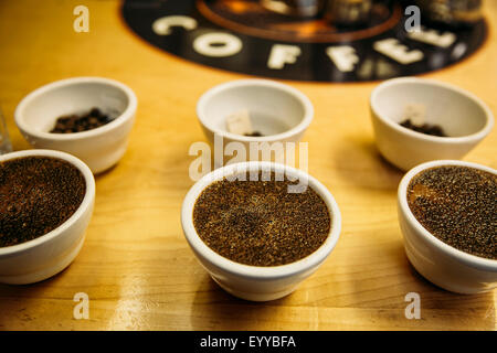 Chiusura del caffè macinato fresco in bicchieri di degustazione Foto Stock
