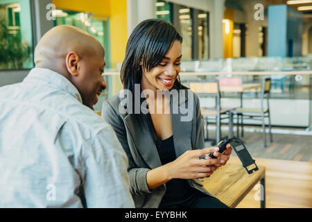 Nero persone business utilizzando il cellulare in cafe Foto Stock