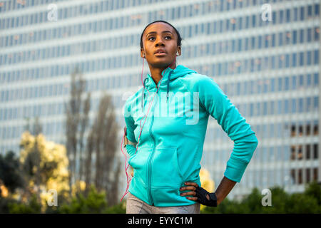 Runner nero in piedi vicino a un alto edificio Foto Stock