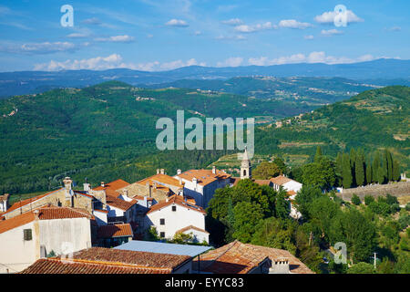 Montona/Montona è una città medievale nel centro di Istria, Croazia. Foto Stock