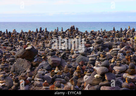 Pile di pietra a la Playa Jardin, Isole Canarie, Tenerife, Puerto De La Cruz Foto Stock