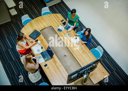 Angolo di alta vista di imprenditrici che lavorano in office meeting Foto Stock