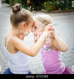 Due graziosi piccole sorelle, messa a fuoco selettiva. La ragazza con i capelli scuri indossa un Princess Crown. Foto Stock