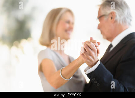 Sorridente caucasici più vecchi coppia danzante Foto Stock