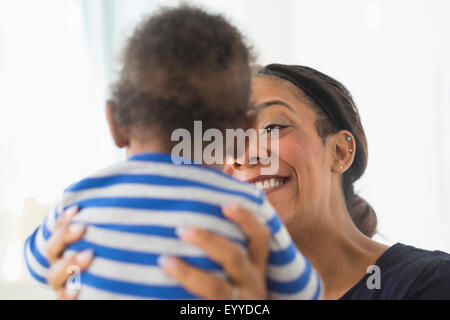 Close up di razza mista azienda madre figlio bambino Foto Stock