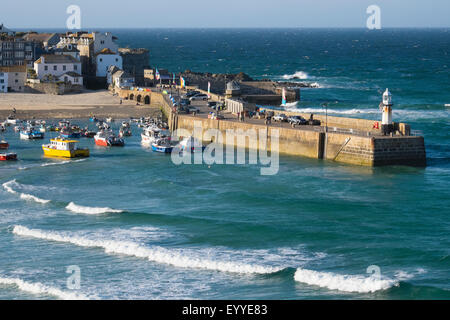 Evening sunlight on the harbour at St Ives, Cornwall, England, UK Foto Stock