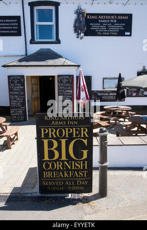 Buon Big Cornish Breakfast firmare al King Arthurs Arms pub, Tintagel, Cornwall, Regno Unito Foto Stock