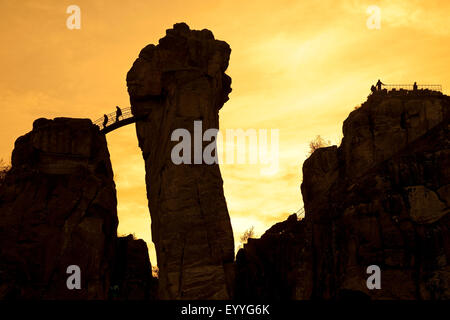 Externsteine, colonne di pietra arenaria con ponte della Foresta Teutoburg, in Germania, in Renania settentrionale-Vestfalia, East Westfalia, Horn-Bad Meinberg Foto Stock