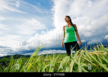 Razza mista atleta in piedi in campo rurale Foto Stock
