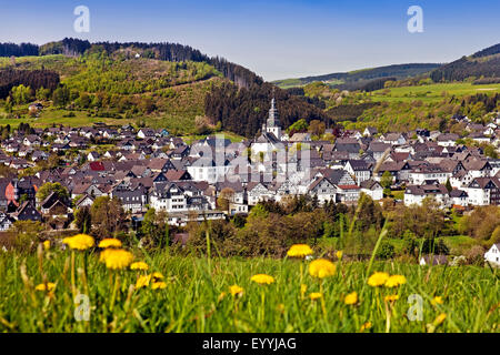 Vista scenico villaggio con San Heribert chiesa in primavera, in Germania, in Renania settentrionale-Vestfalia, Sauerland, Hallenberg Foto Stock