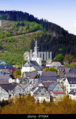 Vista scenico villaggio Hallenberg con San Heribert chiesa in primavera, in Germania, in Renania settentrionale-Vestfalia, Sauerland, Hallenberg Foto Stock