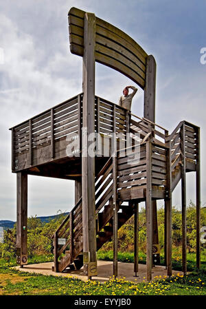 Sauerland-Stabil-Panorama-Stuhl, torre di osservazione nella forma di una sedia a Hoehenflug sentiero escursionistico sulla montagna Koenigsloh, in Germania, in Renania settentrionale-Vestfalia, Sauerland, Hallenberg Foto Stock