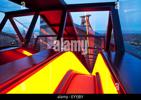 Passerella illuminata di Zollverein Schacht XII in Twilight, in Germania, in Renania settentrionale-Vestfalia, la zona della Ruhr, Essen Foto Stock