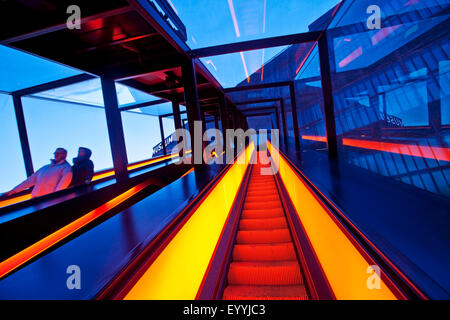 Passerella illuminata di Zollverein Schacht XII in Twilight, in Germania, in Renania settentrionale-Vestfalia, la zona della Ruhr, Essen Foto Stock