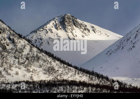Graphic montagne sull isola Grytoeya, Norvegia, Troms, Toppsundet Foto Stock