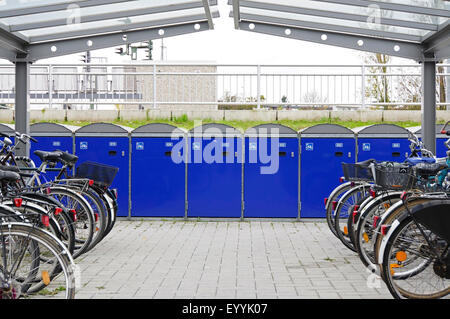 Garage per biciclette presso la stazione ferroviaria, in Germania, in Renania settentrionale-Vestfalia, Euskirchen Foto Stock