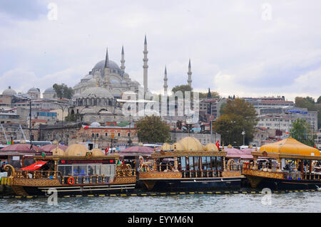 Vista dal Ponte di Galata per ristoranti fluttuanti, Ruestem Pasha moschea e la Moschea Sueleymaniye, Turchia, sul Bosforo, Istanbul Foto Stock