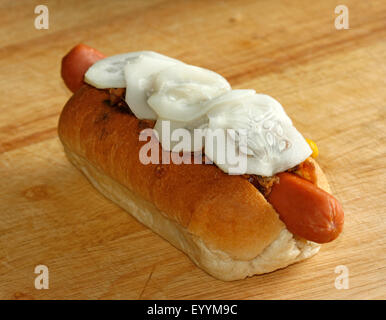 Un stile danese di hot dog con ketchup, senape, remoulade, cipolle fritte e cetrioli sottaceto Foto Stock