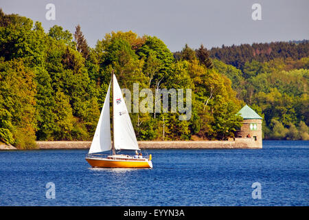Barca a vela sul serbatoio Moehne, in Germania, in Renania settentrionale-Vestfalia, Sauerland, Moehnesee Foto Stock