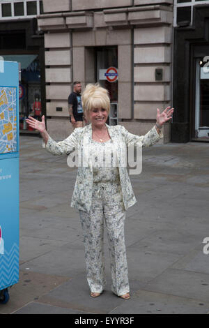 Piccadilly Circus, Regno Unito, 5 agosto 2015, Barbara Windsor MBE in Piccadilly circuiti Credito: Keith Larby/Alamy Live News Foto Stock