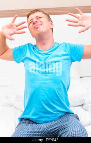 Ritratto di un uomo del tratto dopo aver dormito Foto Stock