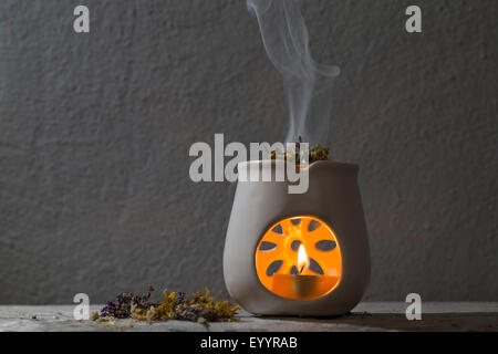 Brucia Incenso con erbe aromatiche, lampada di aroma Foto Stock