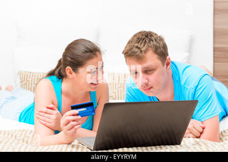 Ritratto di una coppia felice con una carta di credito Foto Stock