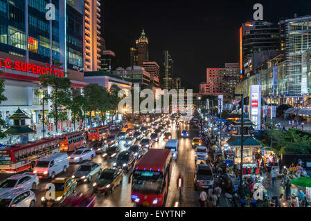 Ora di punta del traffico con il traffico nella parte interna della città di Bangkok di notte, Thailandia, Bangkok Foto Stock