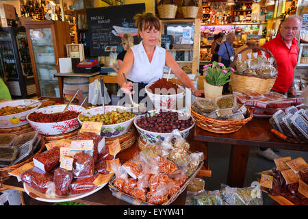 Le donne nella salumeria italiana,SIRACUSA, mercato alimentare,Sicilia Foto Stock