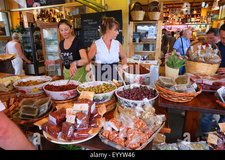 Le donne nella salumeria italiana,SIRACUSA, mercato alimentare,Sicilia Foto Stock