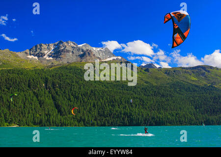 Kitesurfer sul lago di Silvaplana, Svizzera, Grigioni, Oberengadin Foto Stock