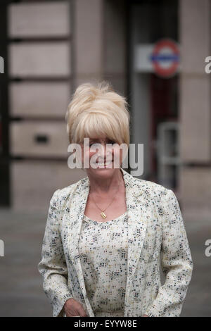 Piccadilly Circus, Regno Unito, 5 agosto 2015, Barbara Windsor MBE in Piccadilly circuiti Credito: Keith Larby/Alamy Live News Foto Stock