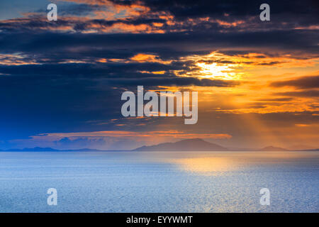 Vista dal punto Neist alle Ebridi Esterne al tramonto, Regno Unito, Scozia, Isola di Skye Foto Stock