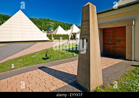 Sauerland Pyramides con il telaio di sollevamento del vicino museo minerario Siciliaschacht, in Germania, in Renania settentrionale-Vestfalia, Sauerland, Lennestadt Foto Stock