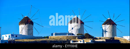 Mulini a vento nel villaggio di Chora di Mykonos, Grecia CICLADI Mykonos Foto Stock