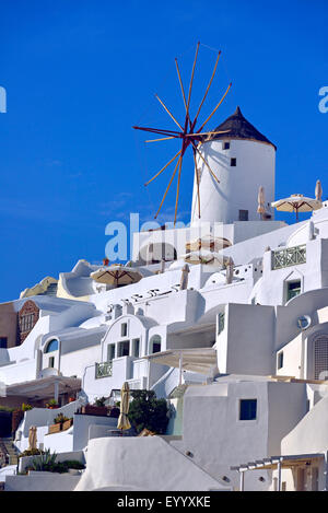 Mulino a vento nel villaggio di Oia, Grecia CICLADI, Santorin Foto Stock