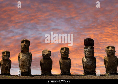 Moai statue al tramonto, Cile, Parco Nazionale di Rapa Nui Foto Stock