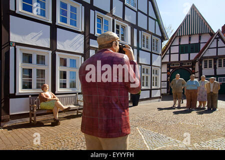 "Alltagsmenschen' nel centro storico della città vecchia di Wiedenbrueck, in Germania, in Renania settentrionale-Vestfalia, East Westfalia, Rheda-Wiedenbrueck Foto Stock