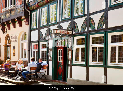 La gente in un sidewald cafe nel centro storico della città vecchia di Wiedenbrueck, in Germania, in Renania settentrionale-Vestfalia, East Westfalia, Rheda-Wiedenbrueck Foto Stock