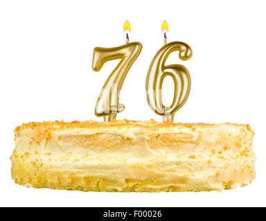 Torta di compleanno con candele numero settanta sei isolati su sfondo bianco Foto Stock