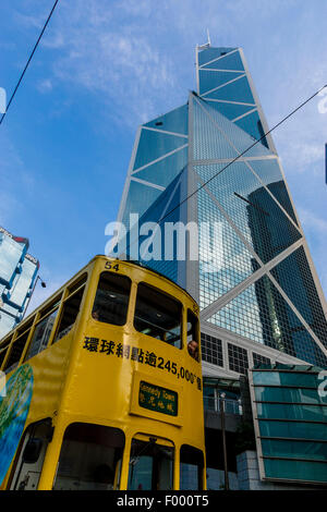 La torre della Banca della Cina e il Tram, Hong Kong, Cina Foto Stock