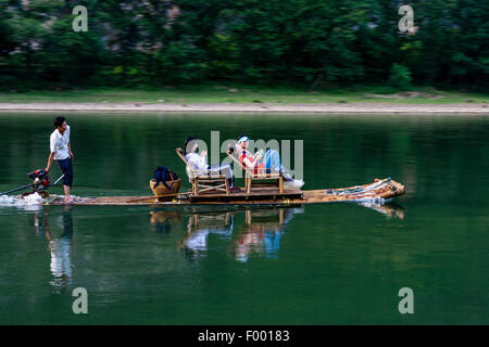 I turisti cinesi su una zattera fiume crociera lungo il Fiume Li, Guilin, provincia di Guangxi, Cina Foto Stock